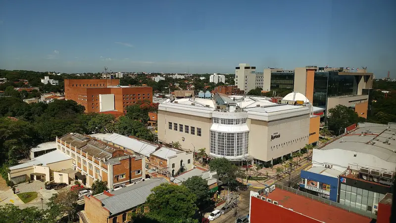 Een modern winkelcentrum in Asuncion, de hoofdstad van Paraguay, met een ruim aanbod aan voorzieningen