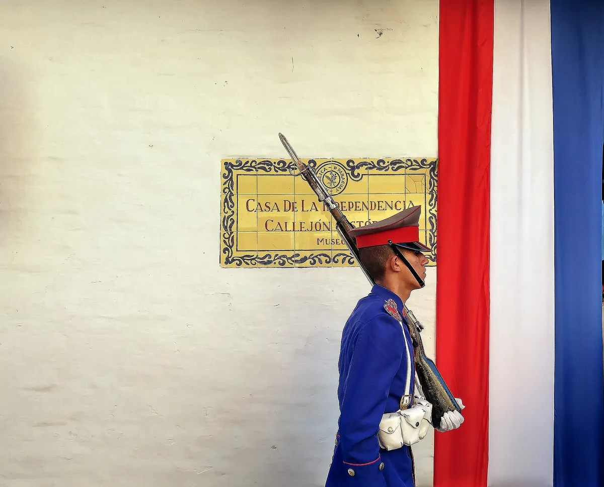 Een ceremoniële wacht bij de Casa de la Independencia in Asunción, symbool van de Paraguayaanse onafhankelijkheid