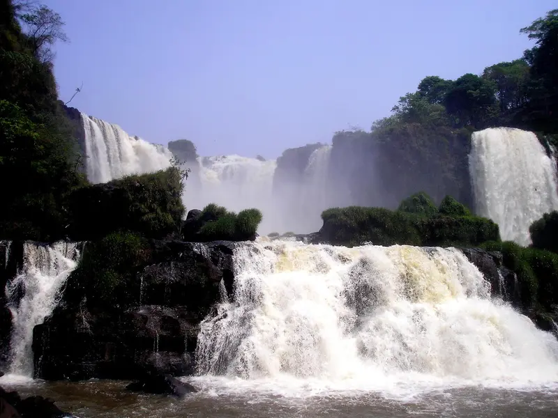 Watervallen in Paraguay, symbool van rust tegenover Dubai