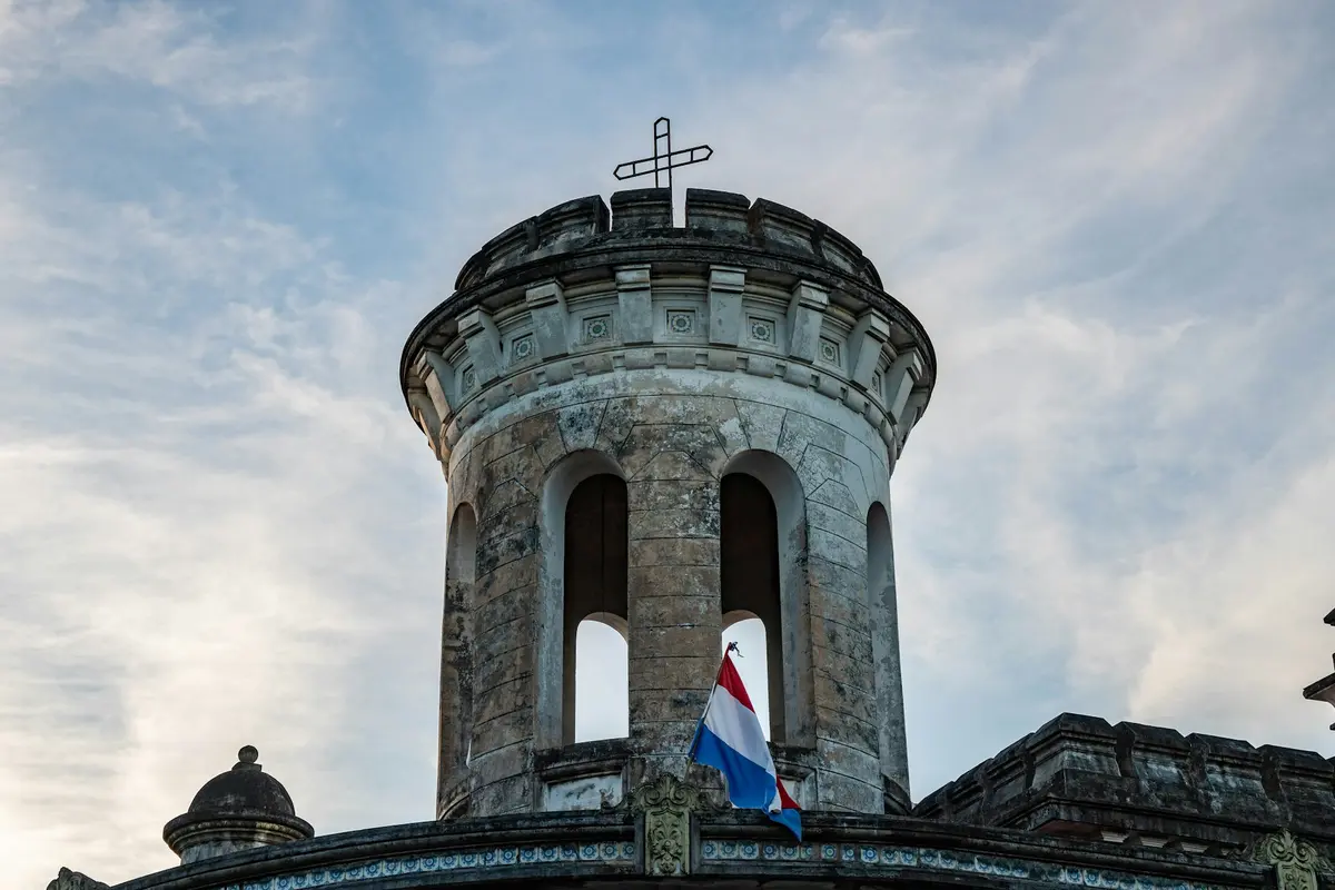 De toren van een historische koloniale kerk in het binnenland van Paraguay